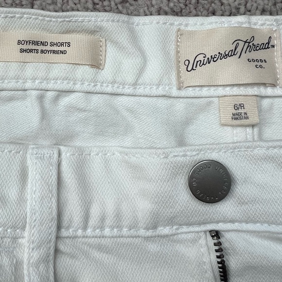 Universal Thread Mid Rise Boyfriend Jean Shorts, Size 6 - Picture 3 of 3